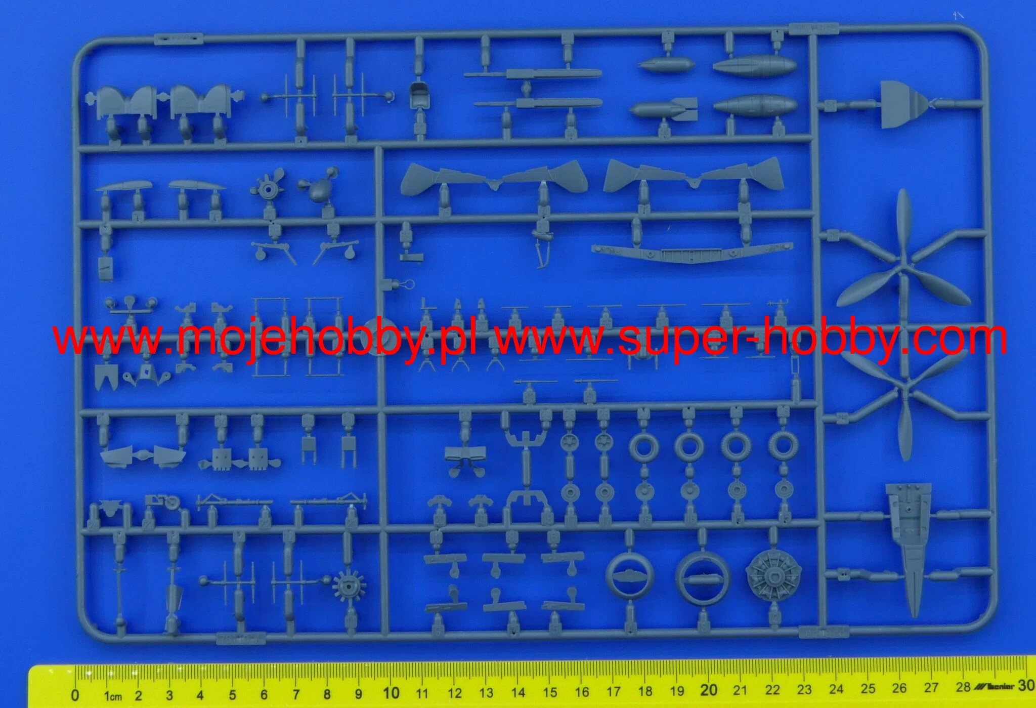 Kora Models KPK7258 Focke-Wulf Fw-190S-8 German Early Canopy Type - Image 4