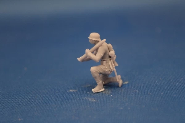 NEW! Peddinghaus-Decals 48F051 German Soldier Kneeing With Grenade For 7,5 Cm Pak 40 - Image 2