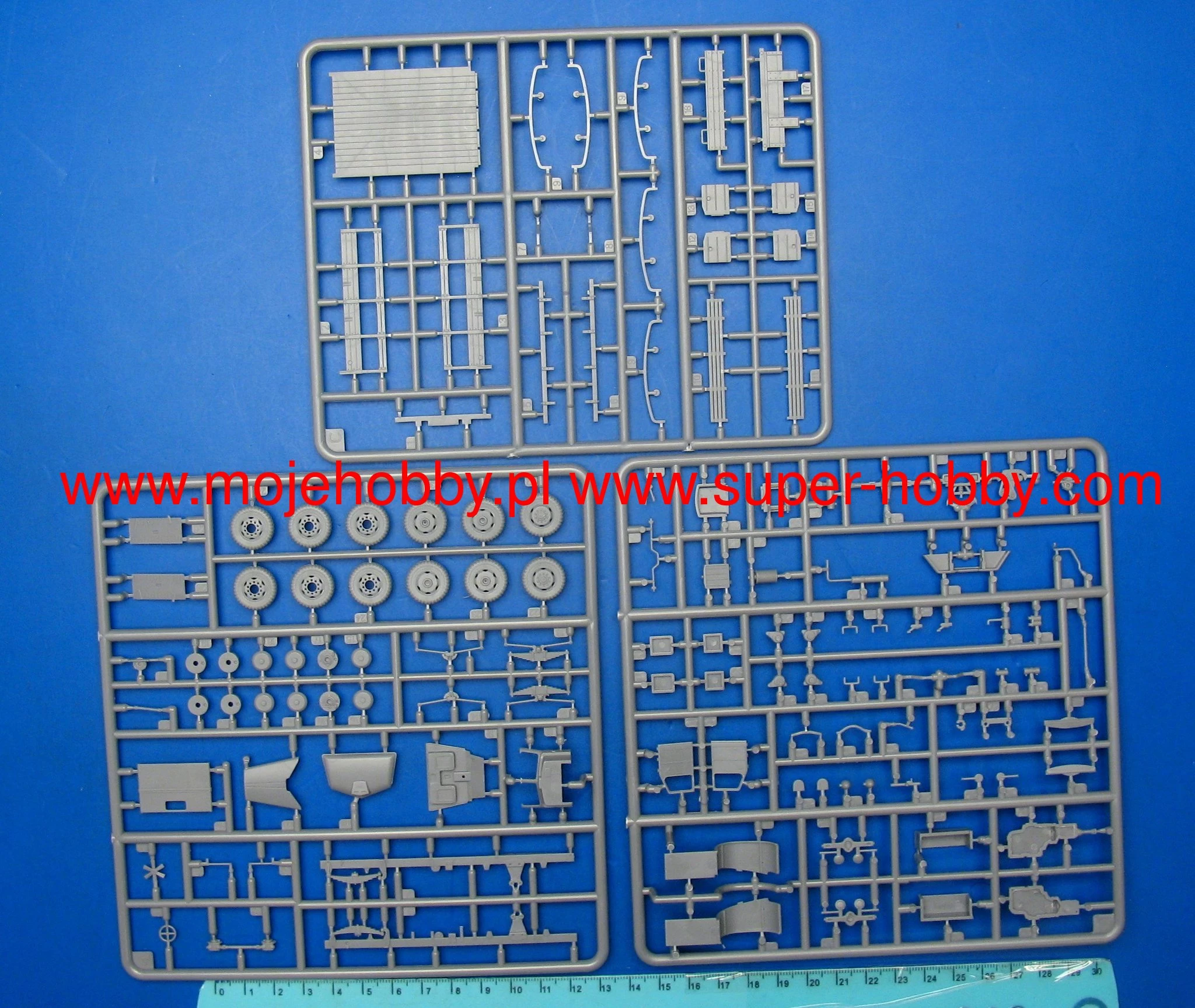 IBG 72019 DIAMOND T 968 Cargo Truck - Image 2